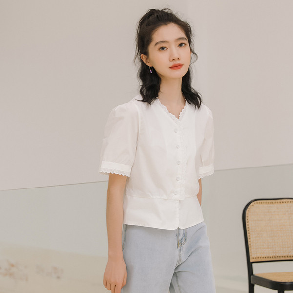Alkalmi női rövid ing spitz nyakkivágással és gombokkal