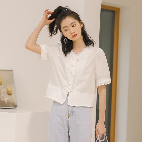 Alkalmi női rövid ing spitz nyakkivágással és gombokkal