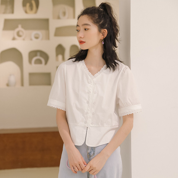 Alkalmi női rövid ing spitz nyakkivágással és gombokkal