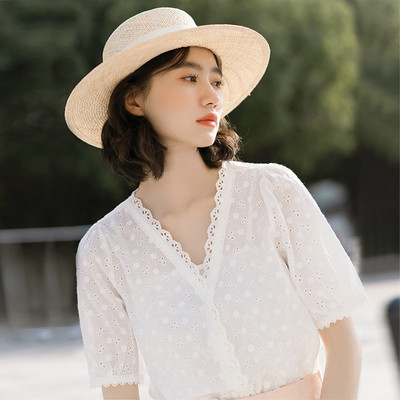 Aktuális női ing spitz nyakkivágással és hímzéssel