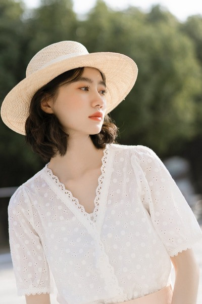 Aktuális női ing spitz nyakkivágással és hímzéssel