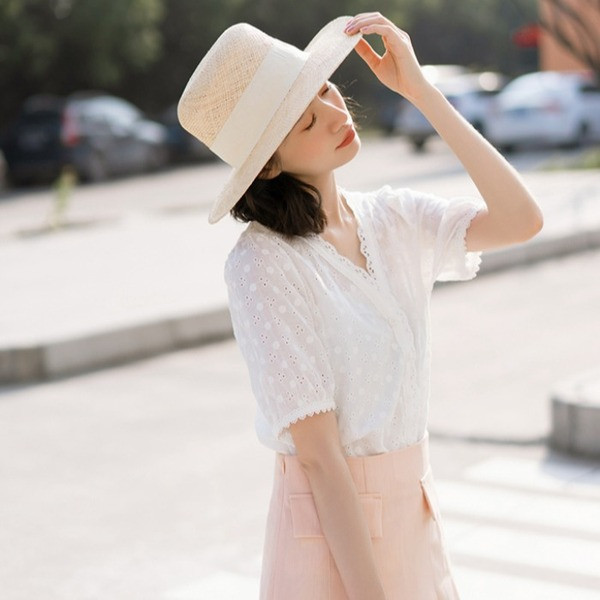 Aktuális női ing spitz nyakkivágással és hímzéssel