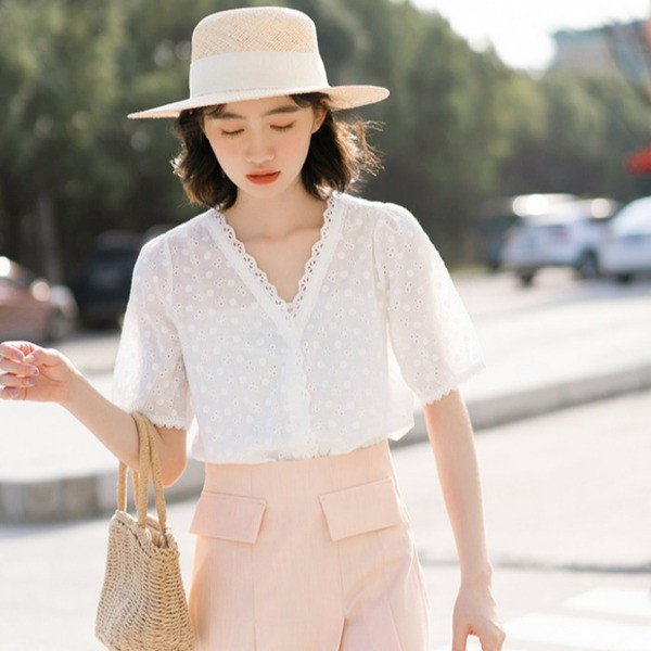 Aktuális női ing spitz nyakkivágással és hímzéssel