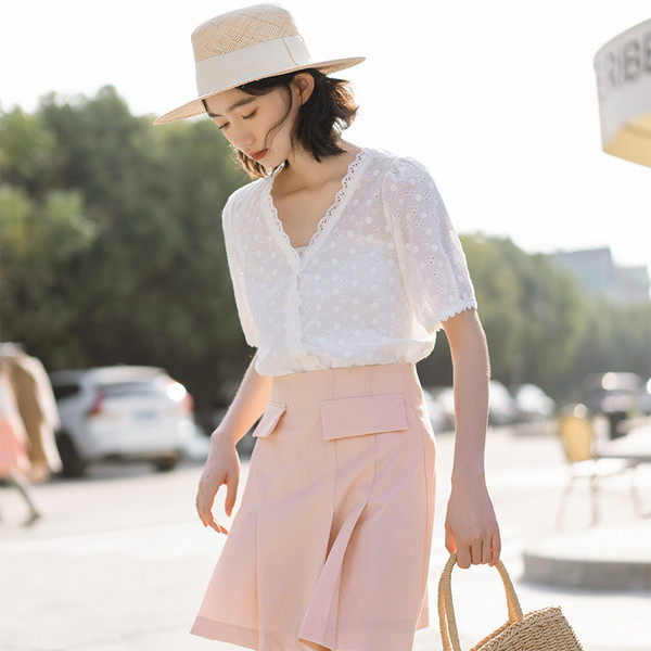 Aktuális női ing spitz nyakkivágással és hímzéssel