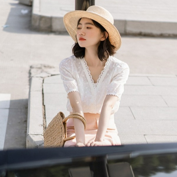 Aktuális női ing spitz nyakkivágással és hímzéssel