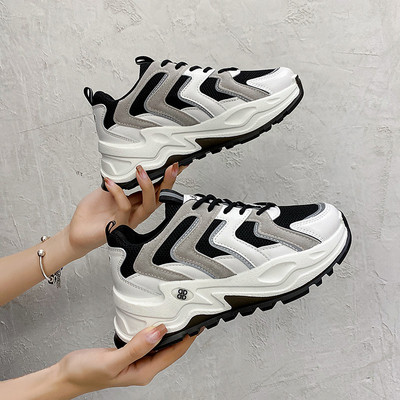 Fűzős, magas talpú női tornacipő két színben