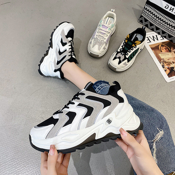 Fűzős, magas talpú női tornacipő két színben