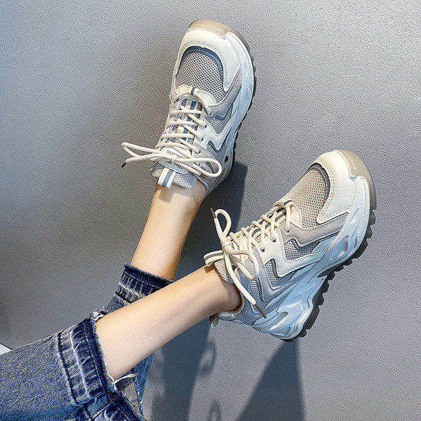 Fűzős, magas talpú női tornacipő két színben