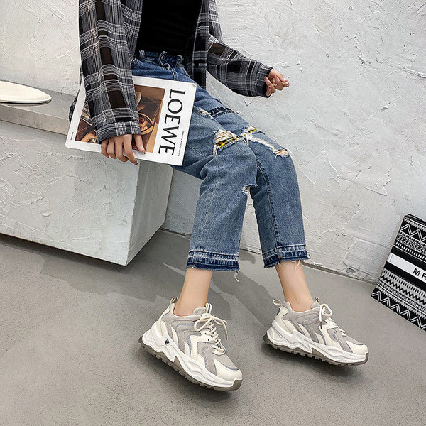 Fűzős, magas talpú női tornacipő két színben