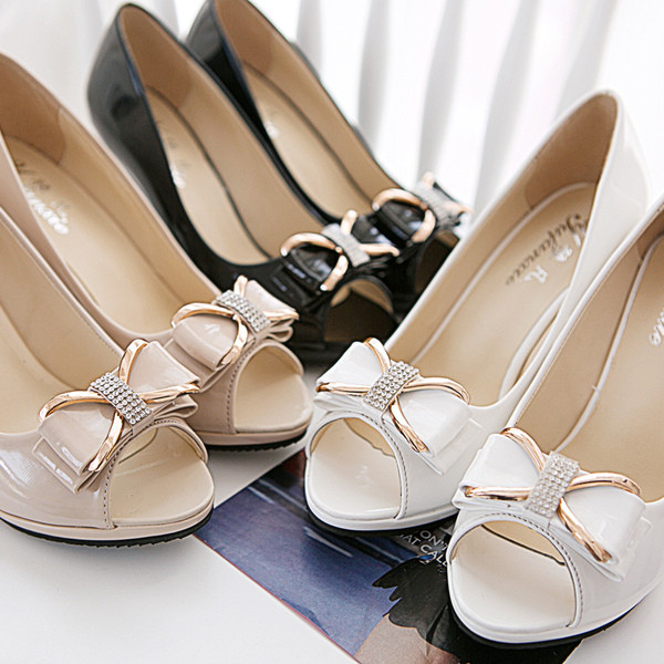 Κομψά γυναικεία παπούτσια με ψηλά τακούνια με μεταλλικό στοιχείο