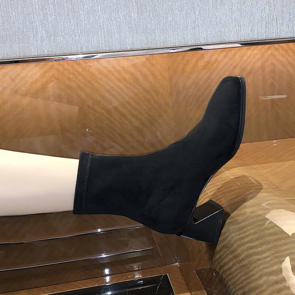 Musta kontsaga naiste saapad - kaks mudelit