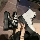 Stílusos, eko bőrből készült női csizma fehér és fekete fűzővel