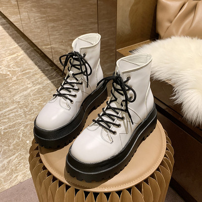 Stílusos, eko bőrből készült női csizma fehér és fekete fűzővel