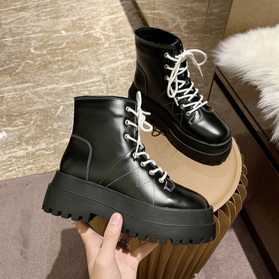 Stílusos, eko bőrből készült női csizma fehér és fekete fűzővel