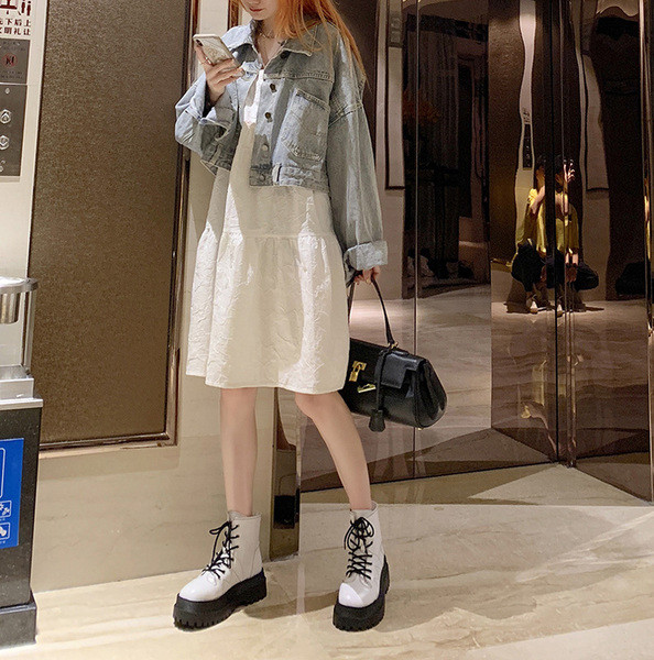 Stílusos, eko bőrből készült női csizma fehér és fekete fűzővel