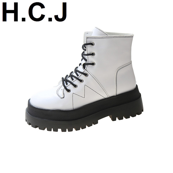 Stílusos, eko bőrből készült női csizma fehér és fekete fűzővel