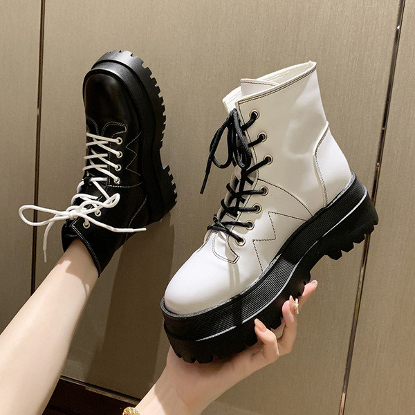 Stílusos, eko bőrből készült női csizma fehér és fekete fűzővel