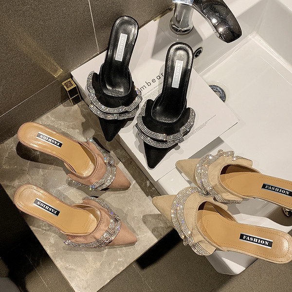 Elegáns női cipő magas vékony sarkú, fényes hatású, öko velúr