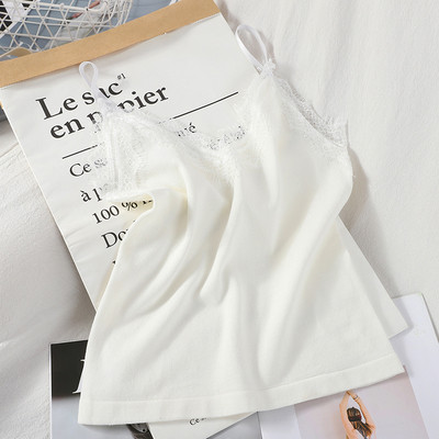 Įprasta moteriška trumputė su plonais petnešėlėmis ir nėriniais