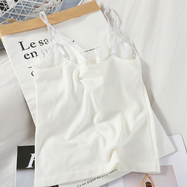 Įprasta moteriška trumputė su plonais petnešėlėmis ir nėriniais