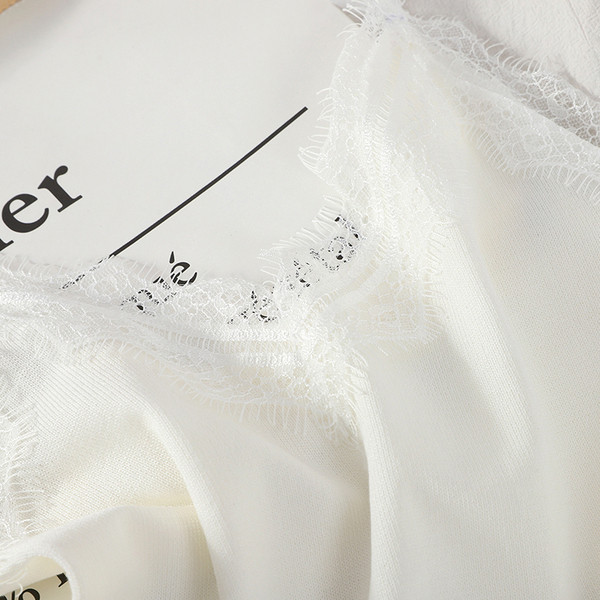 Įprasta moteriška trumputė su plonais petnešėlėmis ir nėriniais