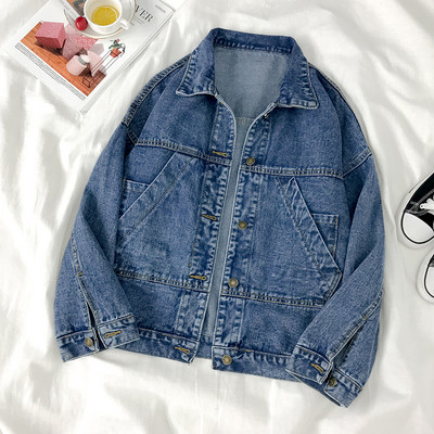 Széles modellű női farmerdzseki zsebekkel