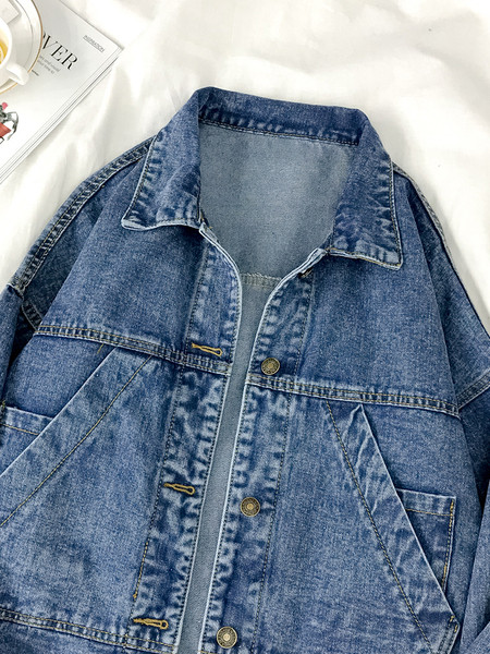 Széles modellű női farmerdzseki zsebekkel