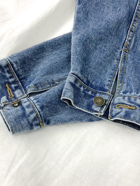 Széles modellű női farmerdzseki zsebekkel