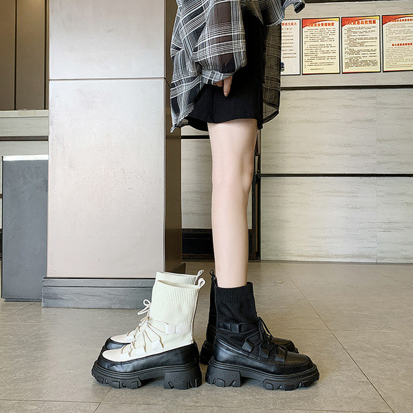 Stiilsed naiste saapad - musta ja beeži värvi sokitüüp