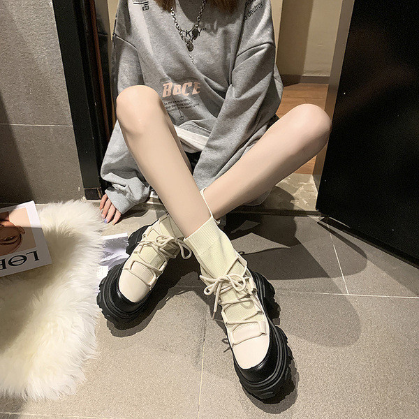 Stiilsed naiste saapad - musta ja beeži värvi sokitüüp