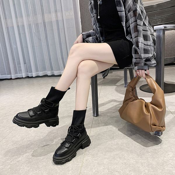 Stiilsed naiste saapad - musta ja beeži värvi sokitüüp