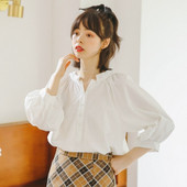 Moodne naiste särk nööpide ja laiade varrukatega