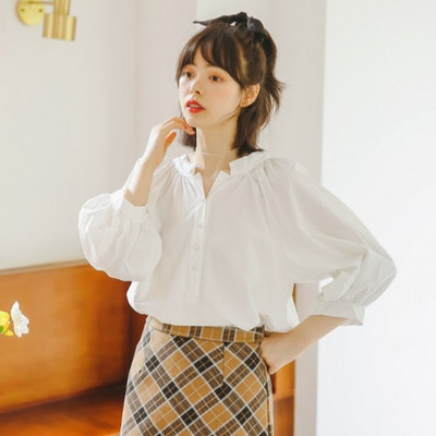 Moodne naiste särk nööpide ja laiade varrukatega