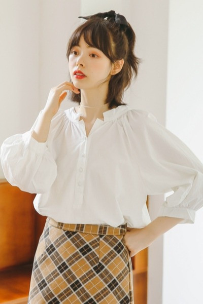 Moodne naiste särk nööpide ja laiade varrukatega