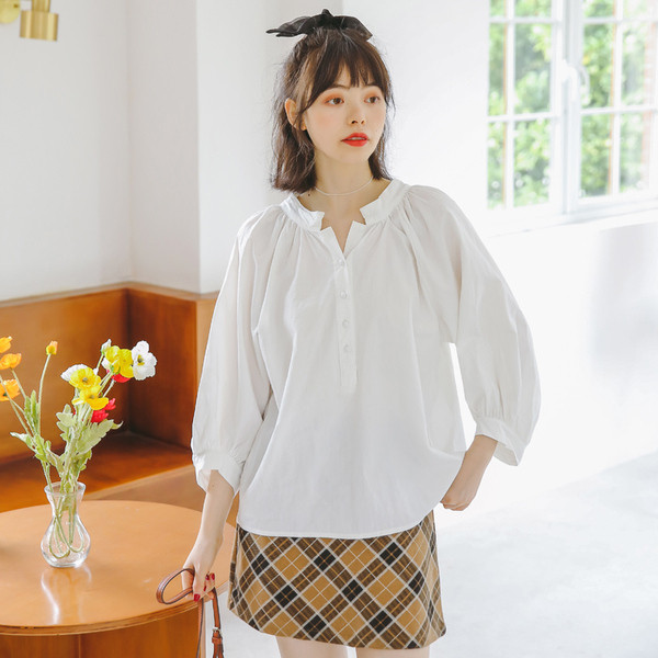 Moodne naiste särk nööpide ja laiade varrukatega