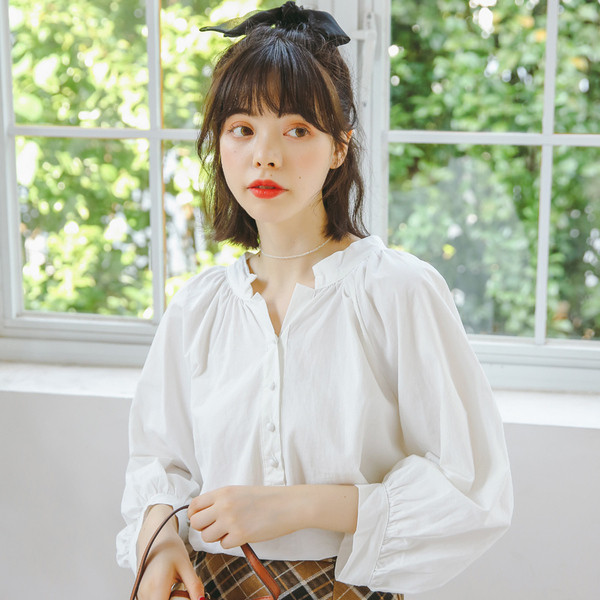 Moodne naiste särk nööpide ja laiade varrukatega