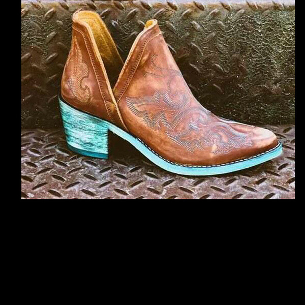 Sieviešu smaila modeļa zābaki ar izšuvumu