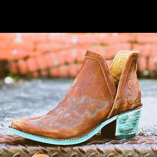 Sieviešu smaila modeļa zābaki ar izšuvumu