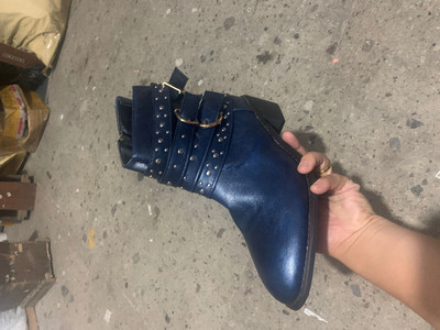 Női cowboy csizma pántokkal és csatokkal