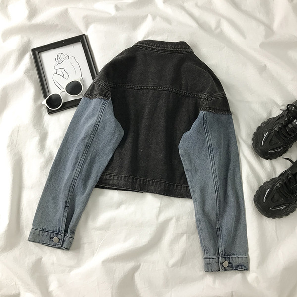 Kéttónusú farmerdzseki gallérral és zsebekkel