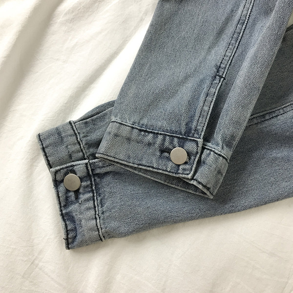 Kéttónusú farmerdzseki gallérral és zsebekkel