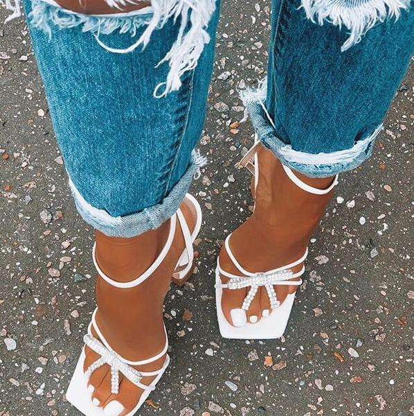 Elegantsed kivikeste ja rihmaga naiste kõrge kontsaga kingad