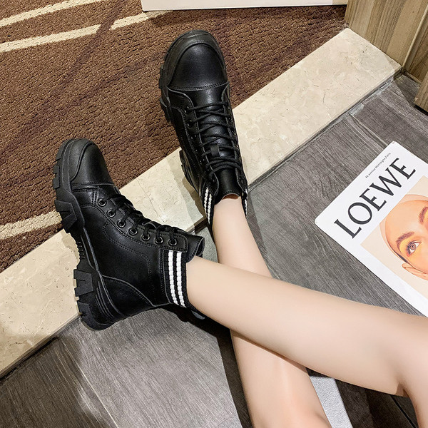 Alkalmi női csizma barna és fekete fűzővel