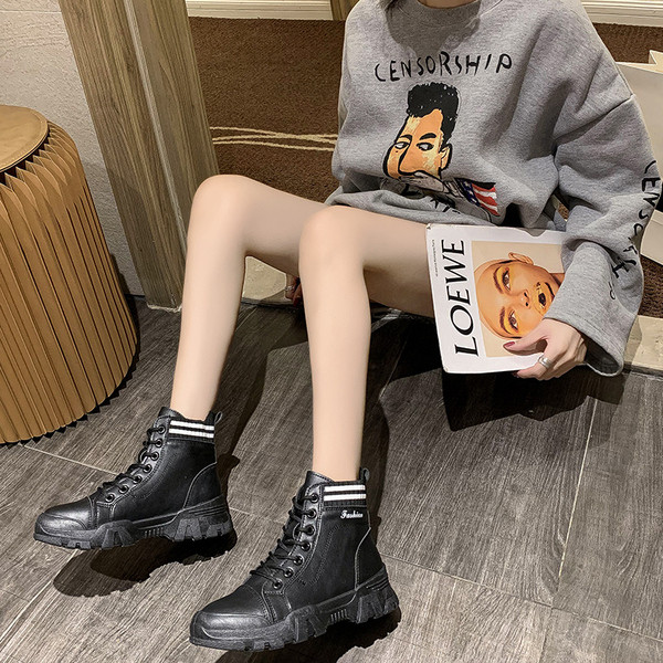 Alkalmi női csizma barna és fekete fűzővel