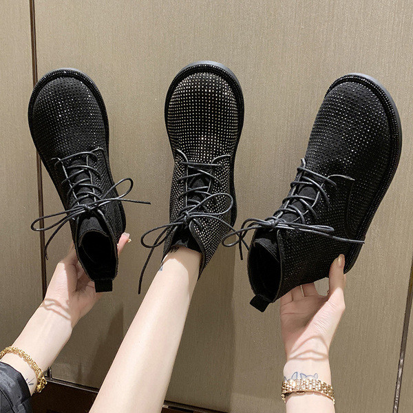 Naiste vabaajasaapad paelte ja kivikestega musta värvi