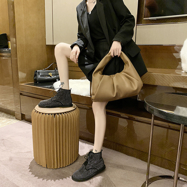 Naiste vabaajasaapad paelte ja kivikestega musta värvi