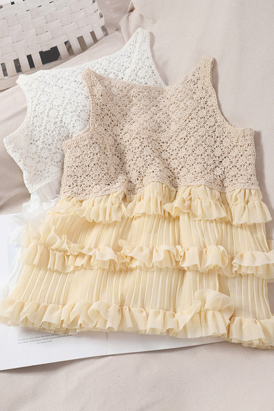 Kötött női felső fürtökkel és ovális nyakkivágással