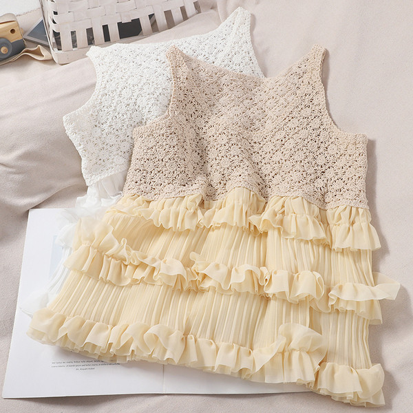 Kötött női felső fürtökkel és ovális nyakkivágással