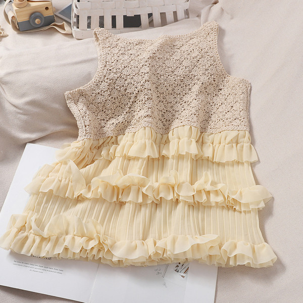 Kötött női felső fürtökkel és ovális nyakkivágással