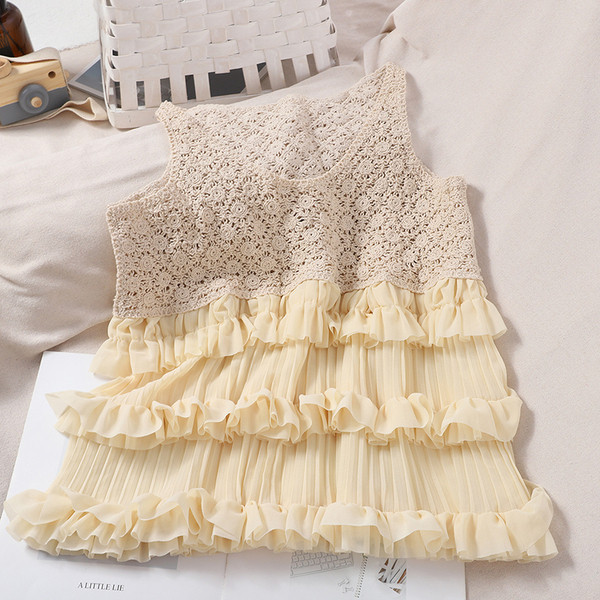 Kötött női felső fürtökkel és ovális nyakkivágással